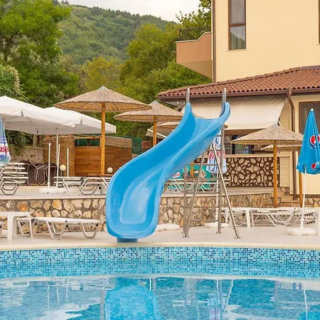 Eco Momata Hotel