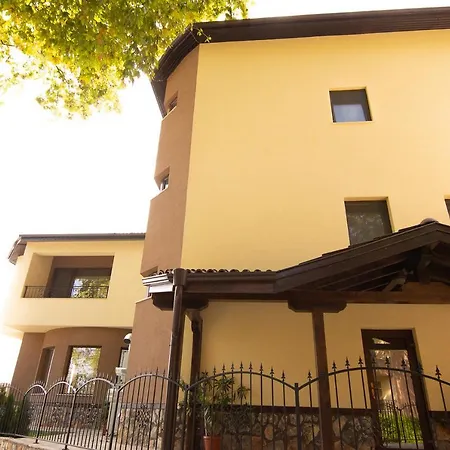 فندق Eco Momata 2*